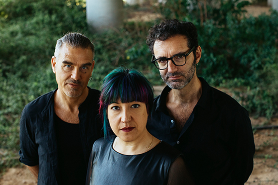 Le trio pose en plein air. Maria Mazzotta est en centre