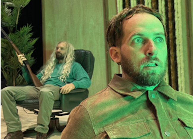 un homme est suprit. Un deuxième homme est assis dans un fauteuil et porte une perruque