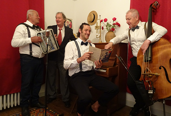 La troupe de musiciens discute joyeusement