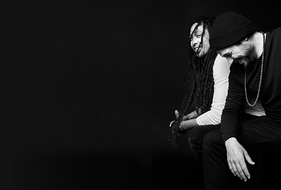 Les deux musiciens sont assis, complices et joyeux