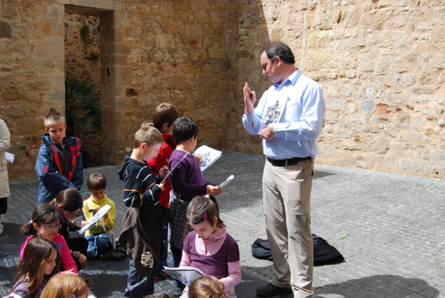 Photo d'un guide en train de parler à un groupe d'enfants
