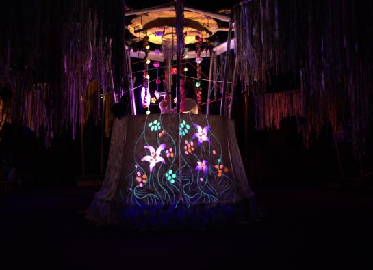 installation plastique avec de la lumière et des bandes de tissus qui tombent