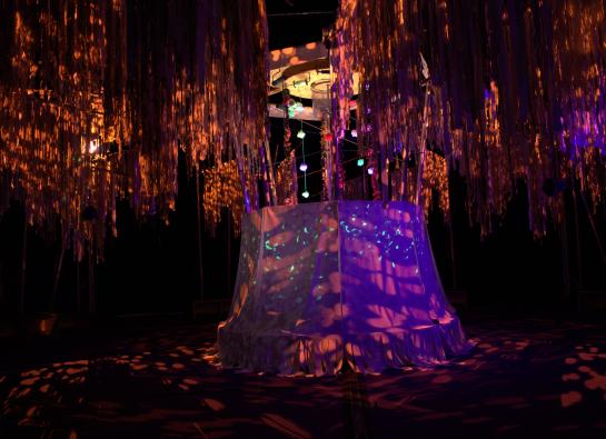 installation plastique avec de la lumière et des bandes de tissus qui tombent