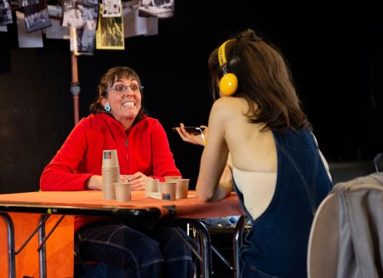 deux femmes discutent autour d'une table