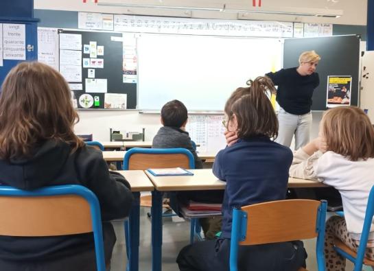 une artiste devant un groupe classe