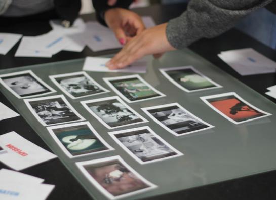 Table sur laquelle sont posées des cartes-images 