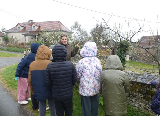 une intervenante devant un groupe classe