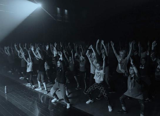 groupe d'enfant qui danse