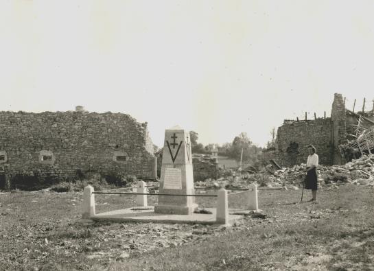Photographie - Stèle de Gabaudet - 1945