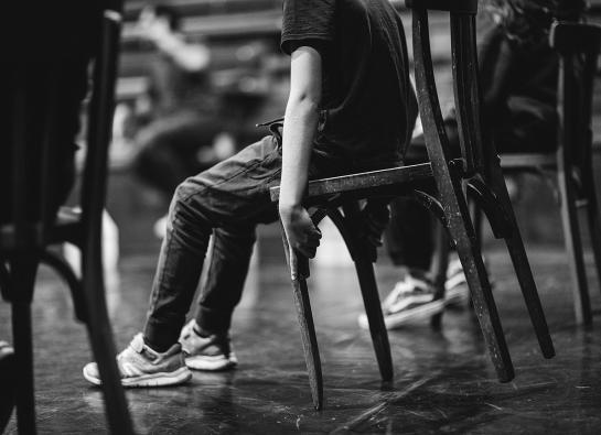 un enfant assis sur chaise. photo en noir et blanc