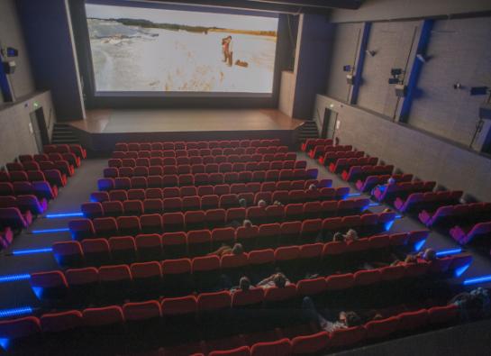 salle de cinéma avec projection d'un film