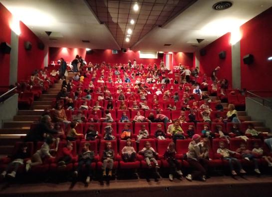 Salle de cinéma remplie d'enfants
