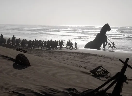 une plage, une foule, le cheval de Troie