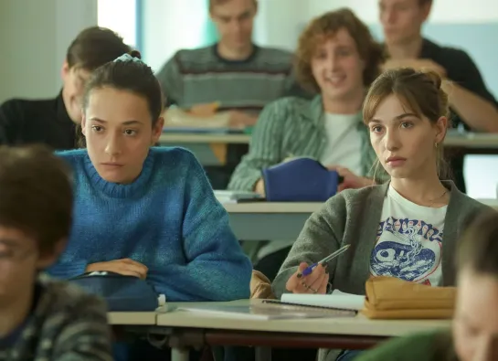deux jeunes filles en classe