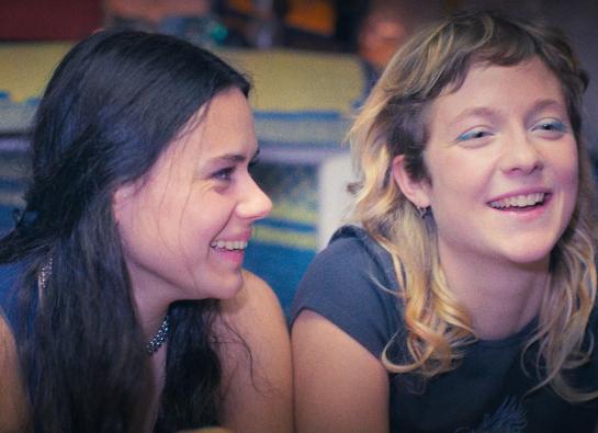 deux filles qui rigolent ensemble