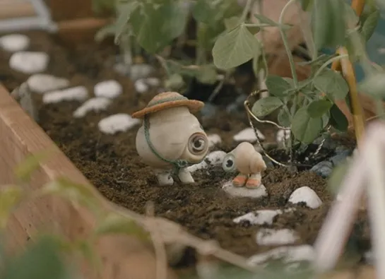 deux coquillages animés dans un jardin potager