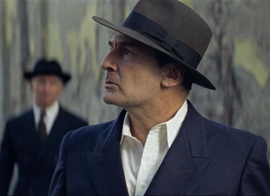 un homme avec un chapeau