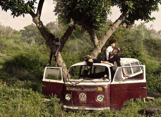 enfants sur une camionnette abandonnée sous un arbre