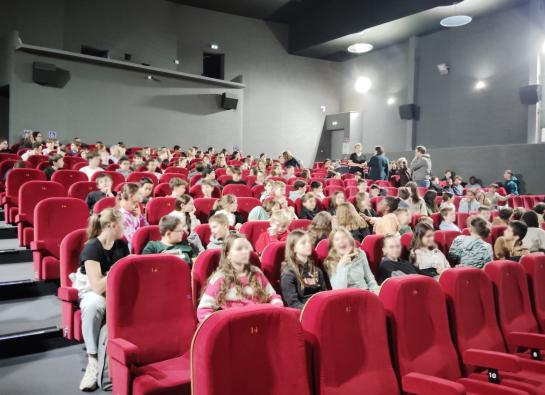 groupe d'adolescents dans une salle de cinéma