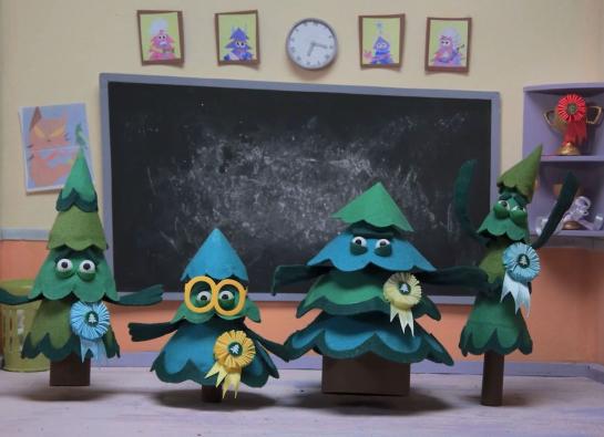 Des sapins animés dans une salle de classe