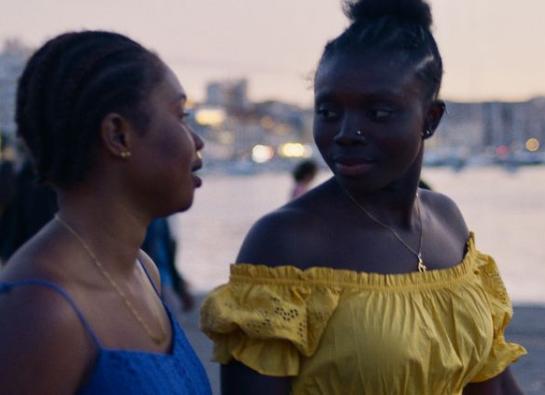 deux jeunes femmes noires sur une plage