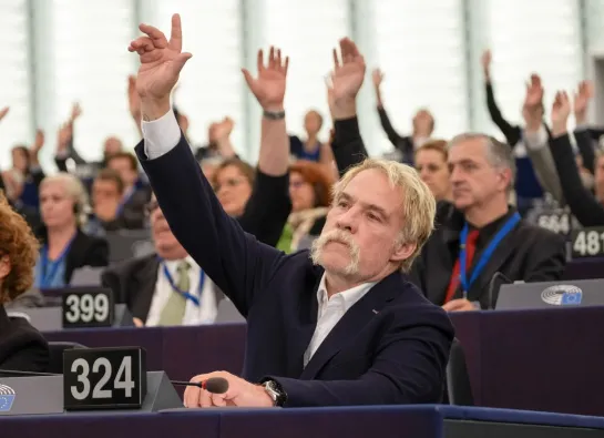 des députés lèvent la main en assemblée