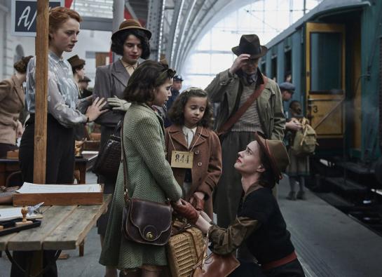 une mère dit adieu à ses filles sur le quai de la gare
