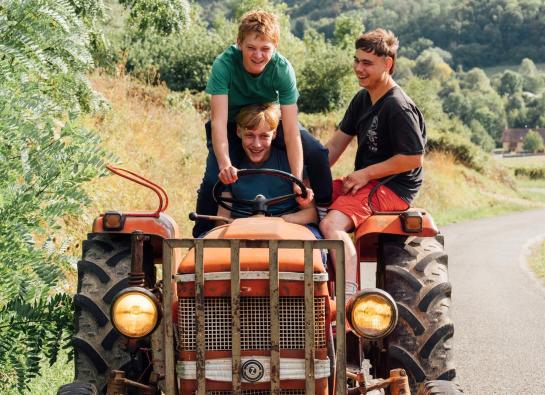 3 garçons sur un tracteur