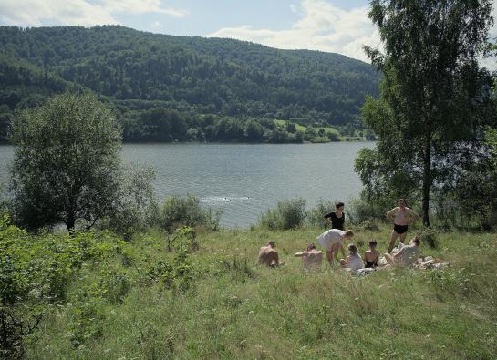 une famille pique nique au bord d'une rivière