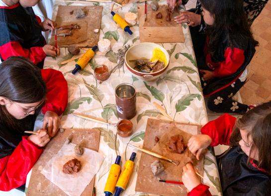 Photo d'enfants en train de faire des arts plastiques