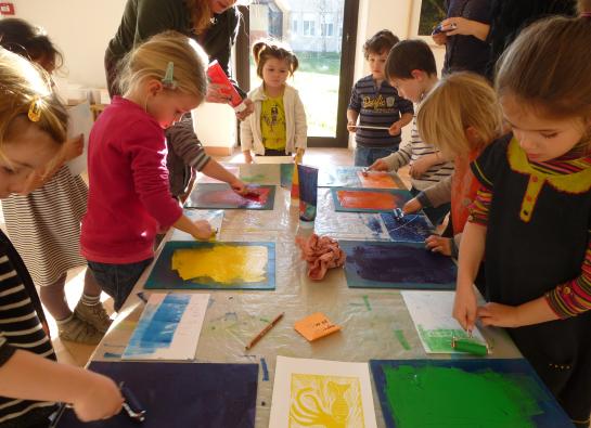 Photo d'enfants en train de faire des arts plastiques