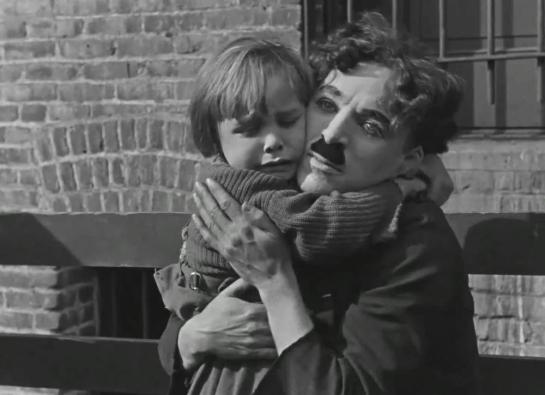 photo en noir et blanc d'un enfant qui fait un câlin à Charlot