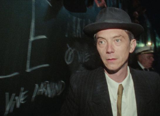 un homme avec un chapeau la nuit