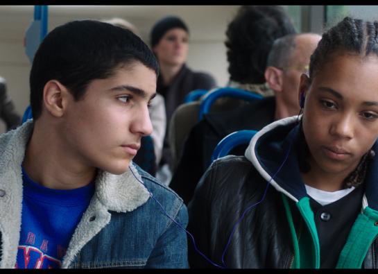 deux adolescents dans un bus qui écoutent de la musique