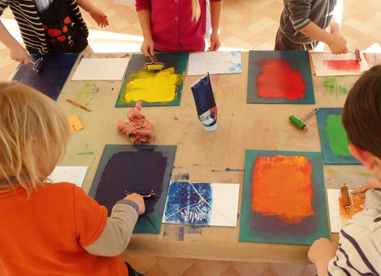 enfants qui réalisent des gravures 