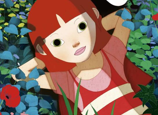petite fille allongée dans l'herbe avec un hérisson