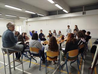 groupe d'élèves positionné en cercle 