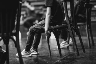 un enfant est assis sur une chaise 