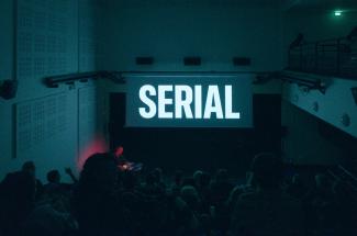 Photo d'une salle de cinéma avec diffusion sur l'écran du mot SERIAL